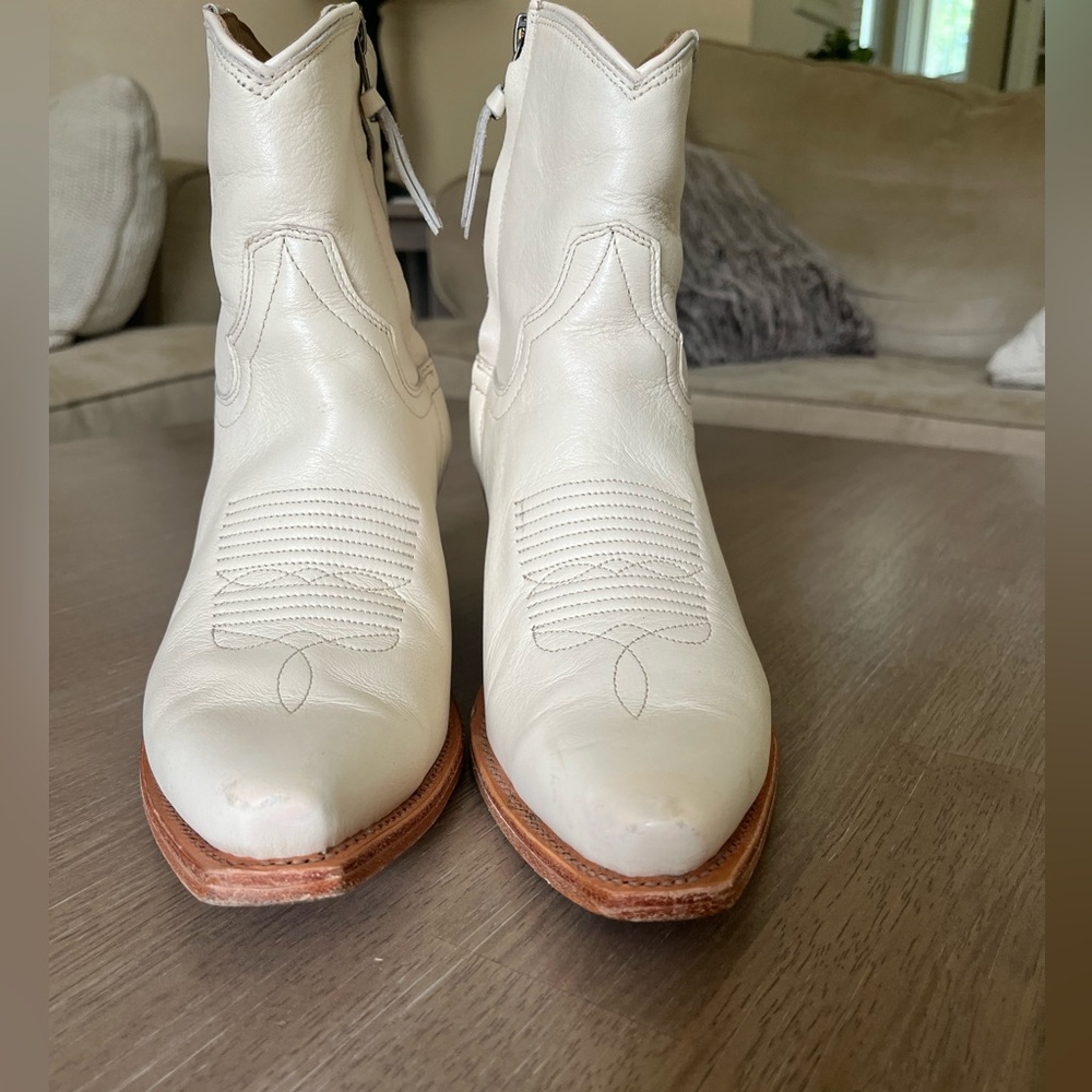Tecovas Daisy Bone 7.5 but fits like an 8.